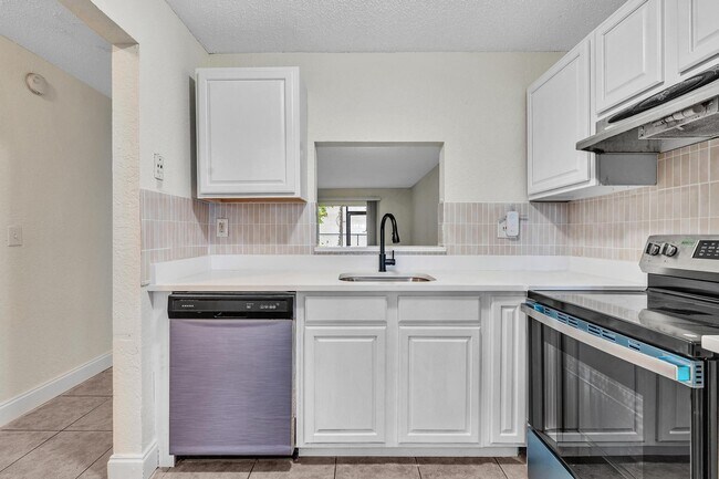 Building Photo - 2510 Riverside Dr