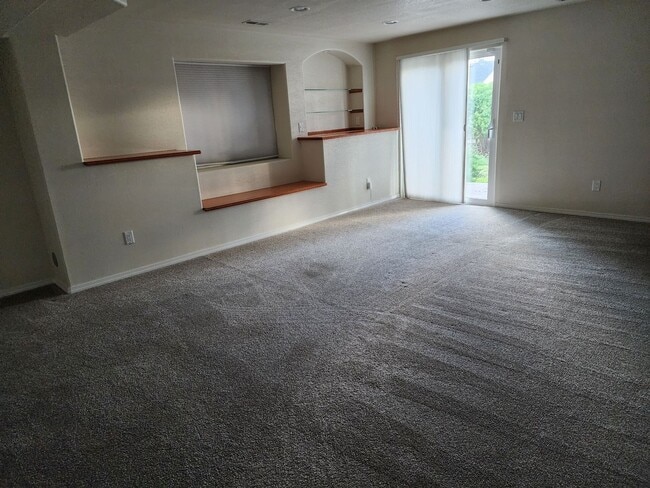 Building Photo - Stunning 2-Story 4 Bedroom Home With Finis...