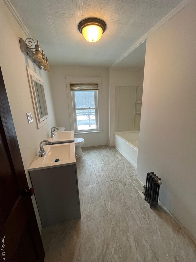 Building Photo - 5 Elm St