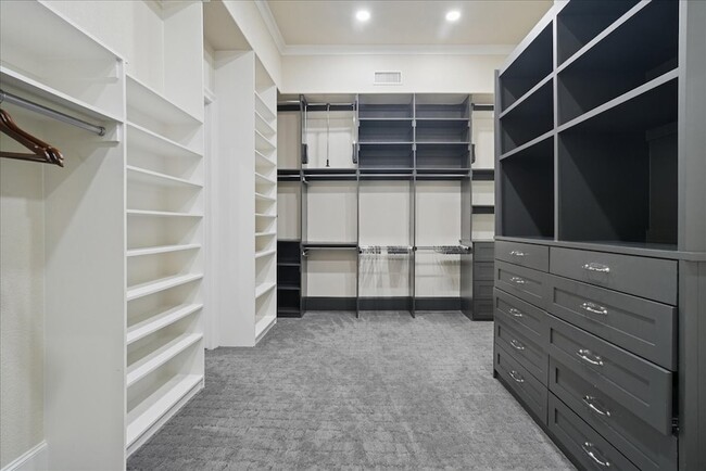 Building Photo - 6807 Lupton Dr