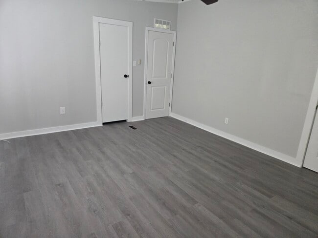Building Photo - 1827 Athens Dr