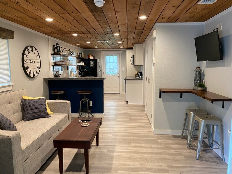 Entry/Living/Kitchen - 1809 Roosevelt St