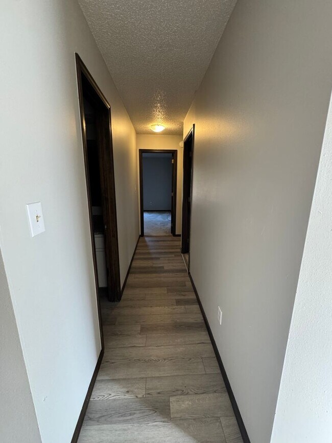 Building Photo - 3 Bedroom Home with Fenced Yard!!