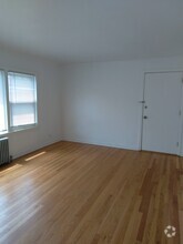 Building Photo - Top Floor Spacious 1-Bed in Fantastic Evan...