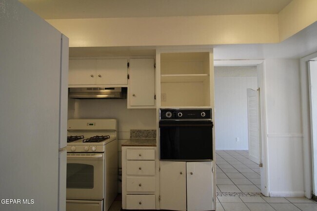 Building Photo - 317 Thunderbird Dr
