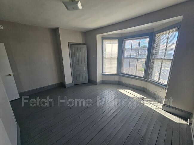 Building Photo - 909 E Princess St