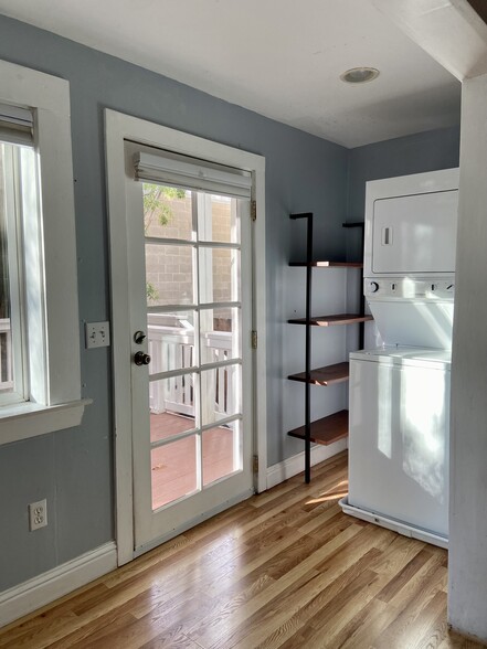 Kitchen area with washer/dryer - 1608 22nd St