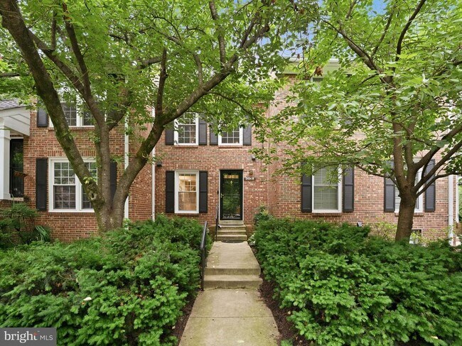 Building Photo - 2424 S Walter Reed Dr