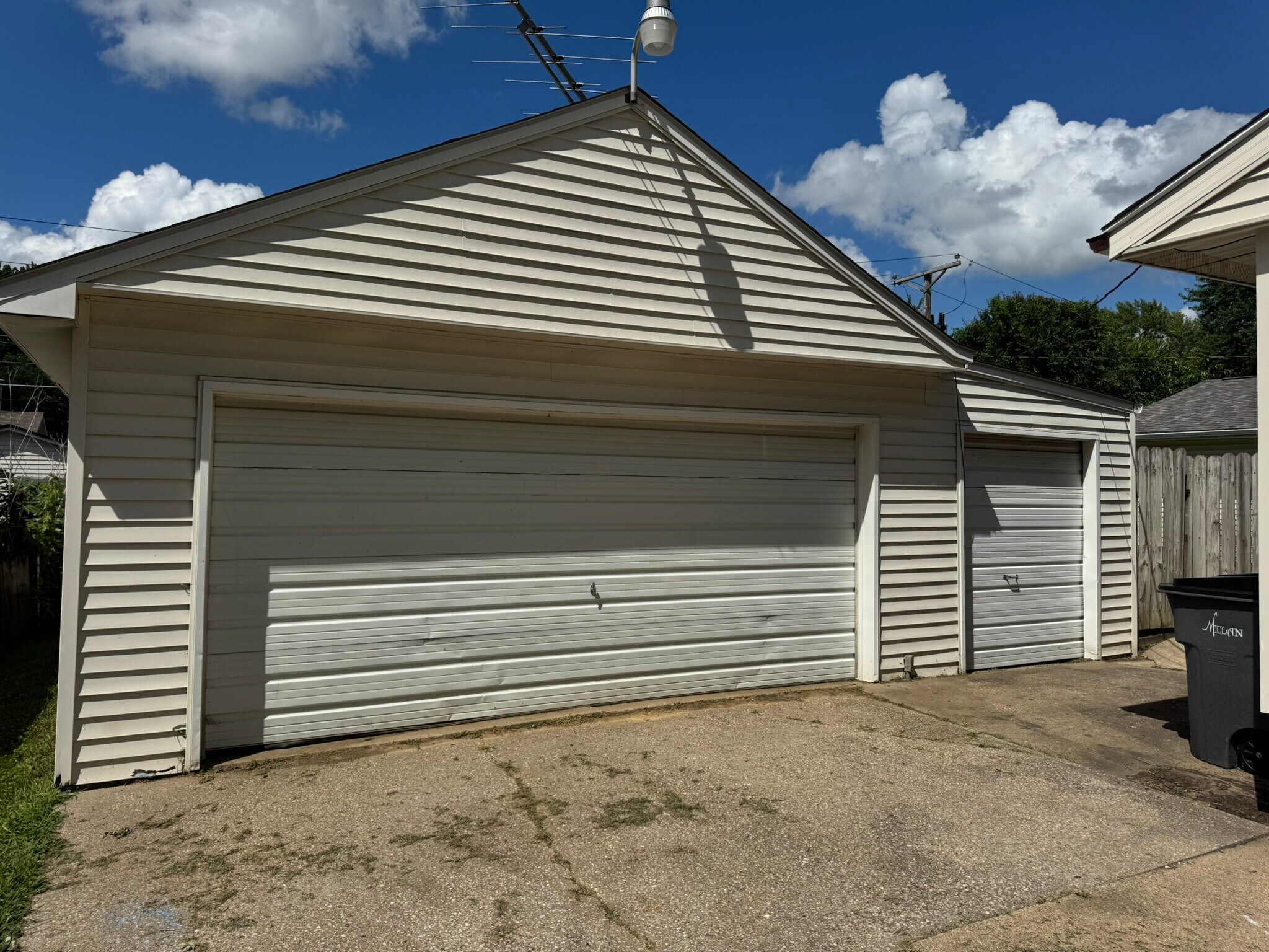 Building Photo - 413 30th Ave W