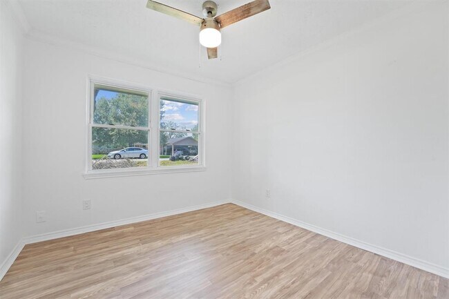 Building Photo - 606 Meadowlawn St