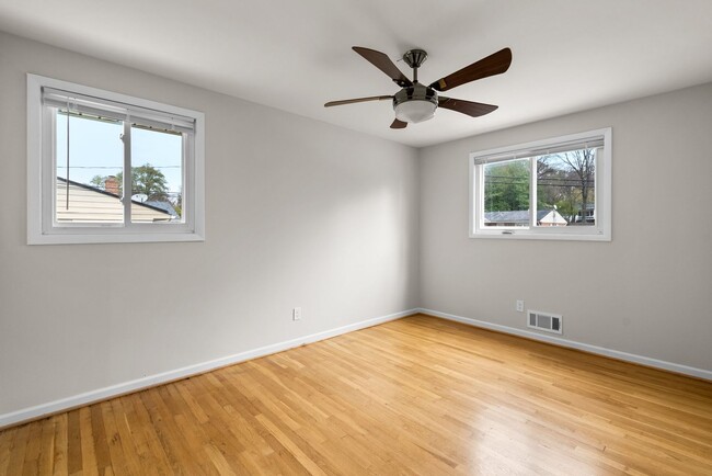 Building Photo - 3 Bed 3 Bath - Silver Spring Split Level -...