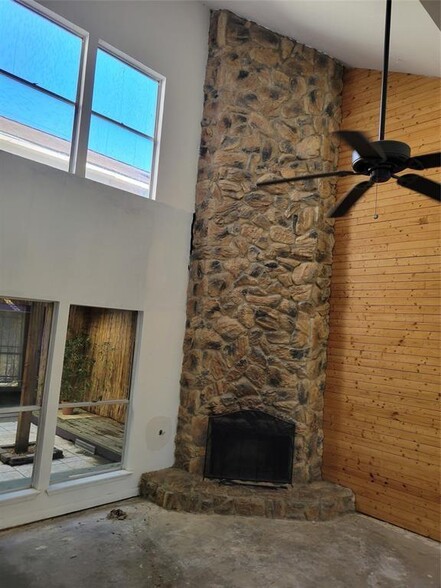 Building Photo - 12207 W Village Dr