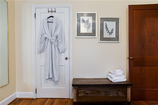 Building Photo - 4061 Lower Roswell Rd