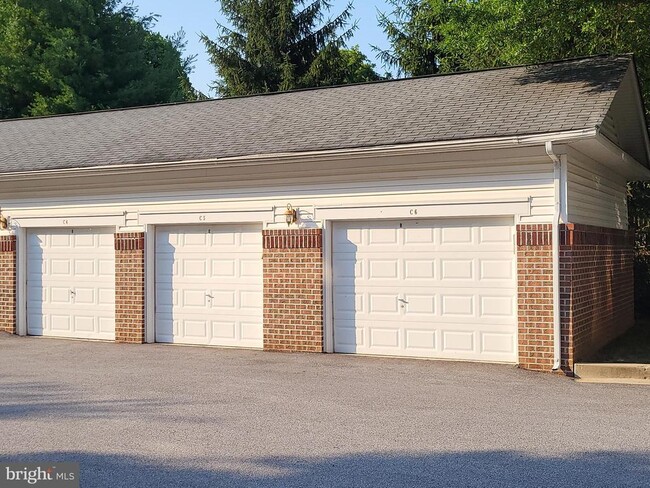 Building Photo - 5800 Clipper Ln