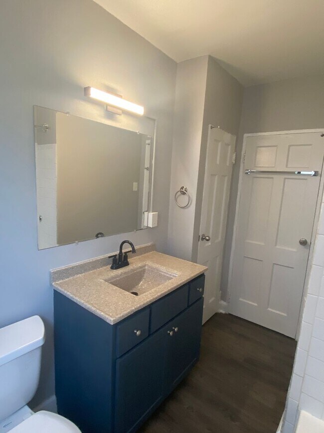 Building Photo - Updated Two Bed Two Bath Apt in Dogtown!