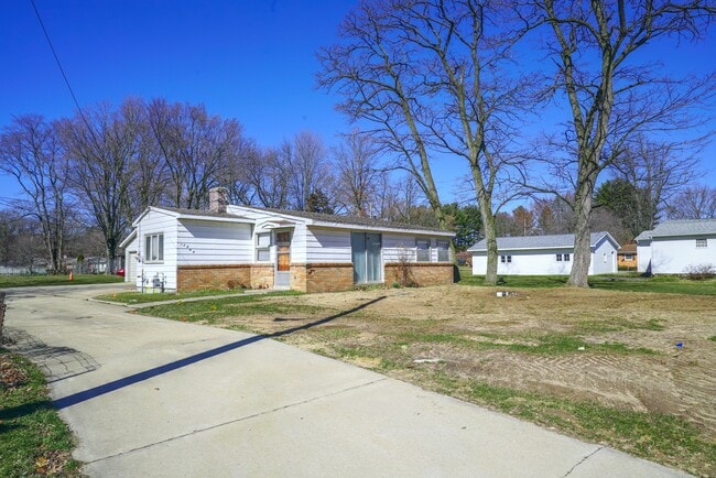Primary Photo - 17069 State Road 23