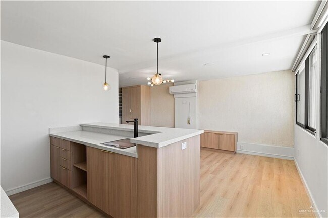 Building Photo - 1410 S 7th Ave