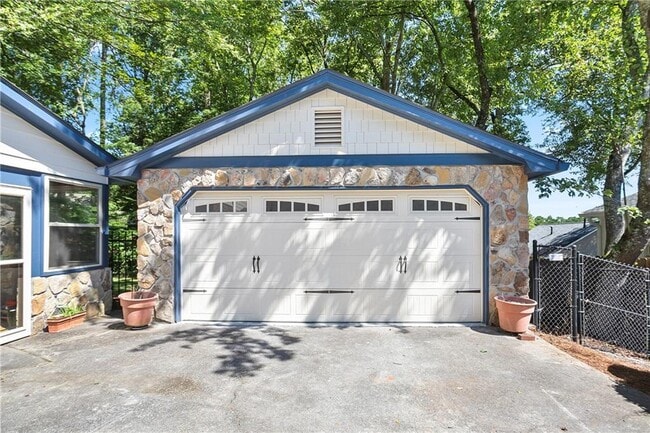 Building Photo - 4989 Kingswood Dr