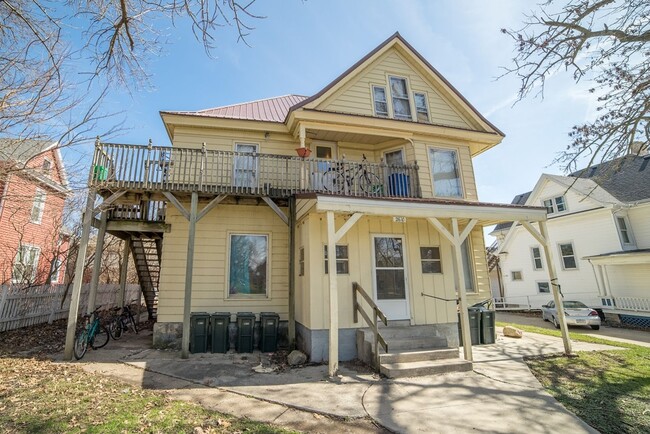 Interior Photo - 2610 College St - Cedar Falls