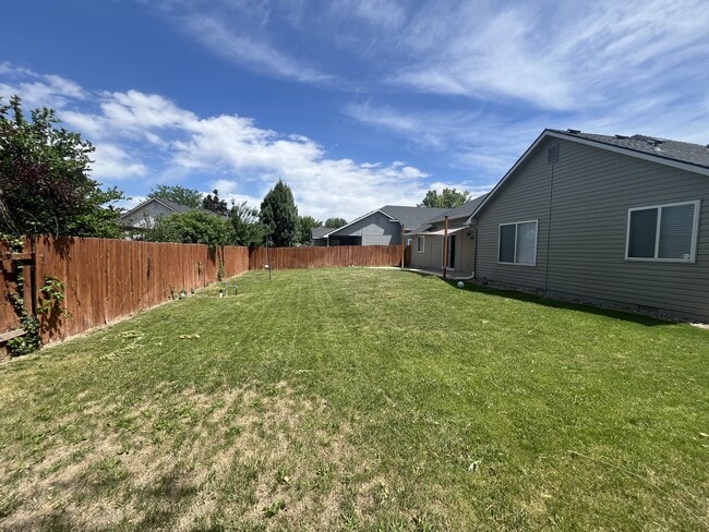 Building Photo - 1820 W Camelot Dr