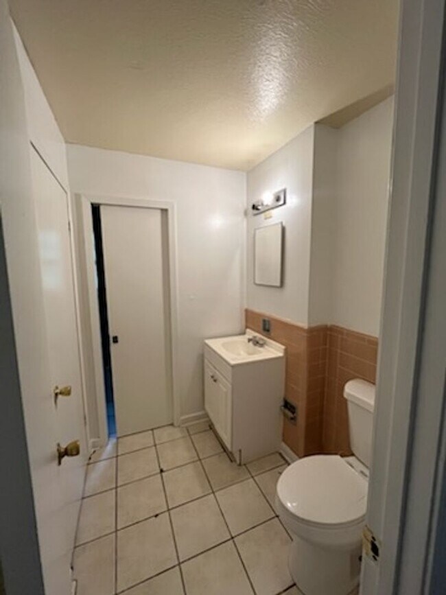 Building Photo - 3219 Lakewood Dr