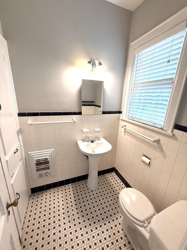 Building Photo - ** 3 bed 2 bath located in Cloverdale ** C...