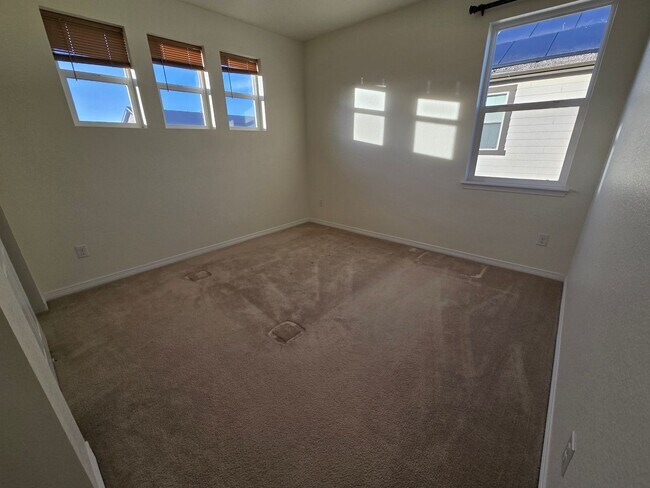 Building Photo - Spacious 4 Bedroom Single Family Home