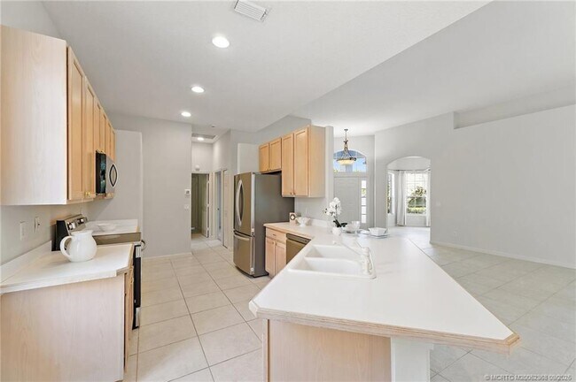 Building Photo - 1327 NW Mossy Oak Way