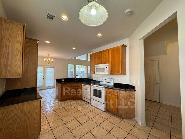 Building Photo - 900 Englewood Ln