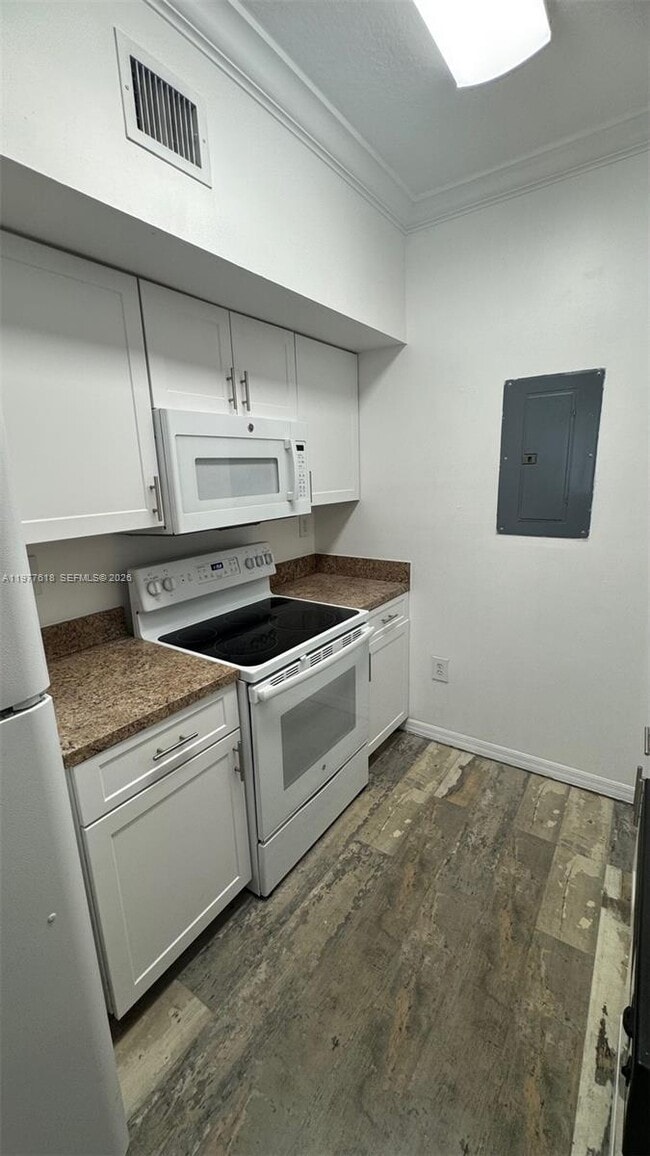 Building Photo - 131 SW 117th Ave