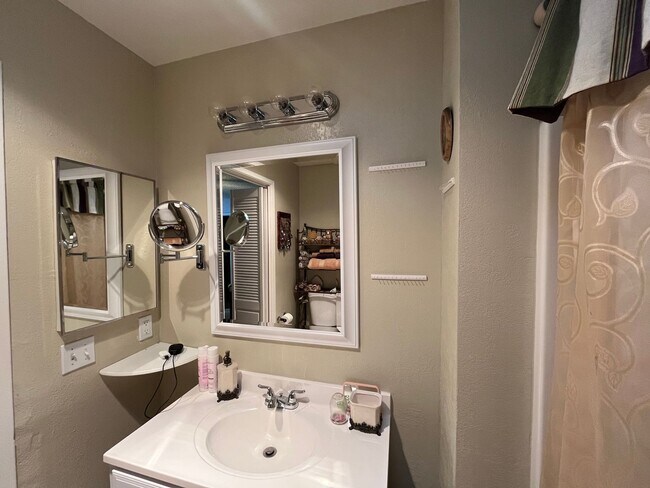 Building Photo - Very Nice Condo! 3 Miles to Cal Poly Groups Welcome Available June