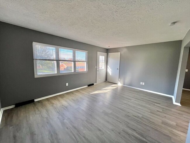 Building Photo - Newly remodeled duplex in Monroe