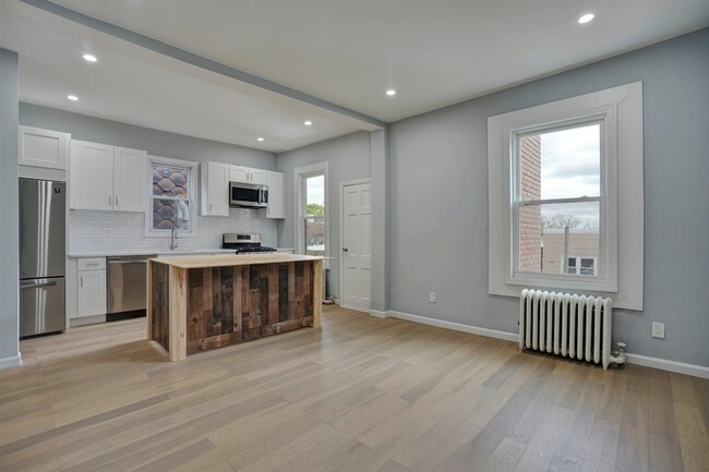 Building Photo - 317 4th St