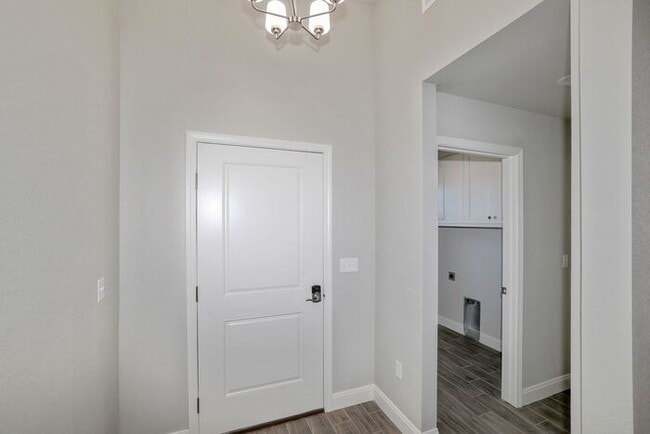 Building Photo - 7616 Woodford Ave