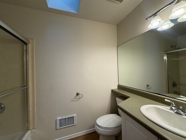 Building Photo - Home Sweet Home! 2 bedroom in Gig Harbor!