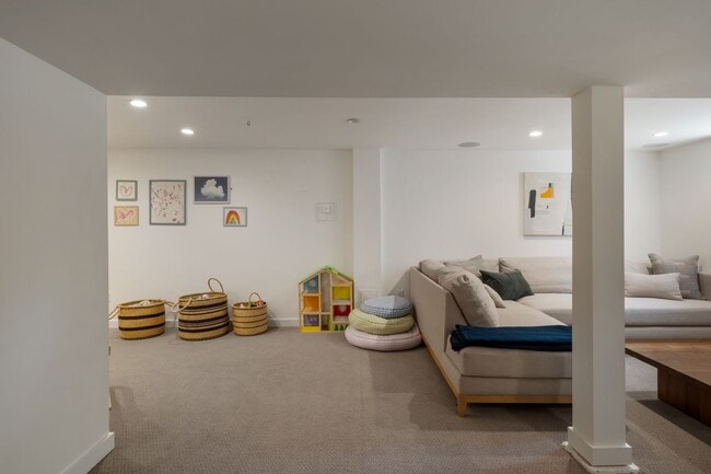 Building Photo - 2835 NE 40th Ave