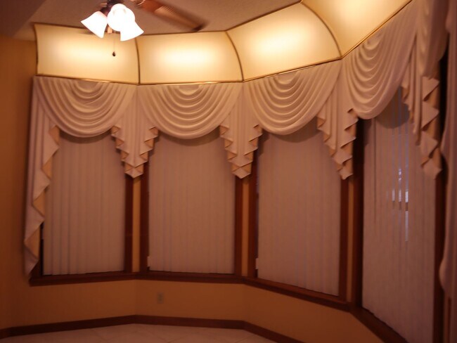 Building Photo - Beautiful Brick Home in Crystal Lakes Estate Call Carole Arcaro 386-216-4900 Deltona Lakes Realty