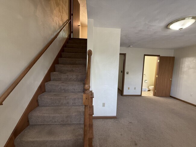 Building Photo - 305 Hill Dr