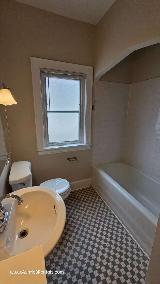 Building Photo - 2 bedroom 1 bath main level with office and porch.