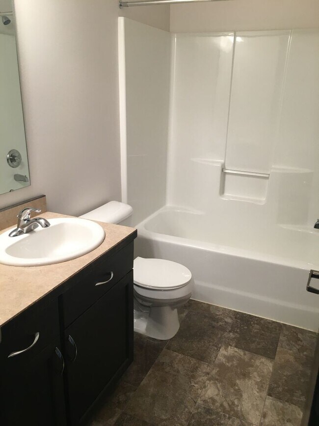 Building Photo - 3 Bed 2 Bath Twin Home