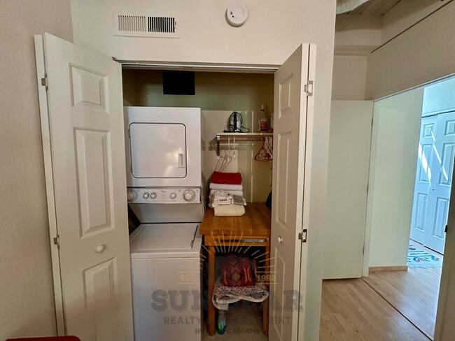 Building Photo - Beautiful Home on the Creek!