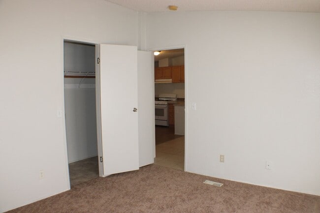 Building Photo - Spacious 3-Bed, 2-Bath Mobile Home in California City – Convenient & Cozy!