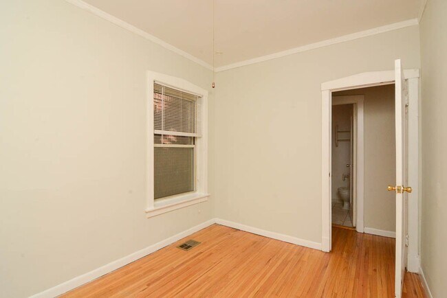 Building Photo - 629.5 W Barry Ave