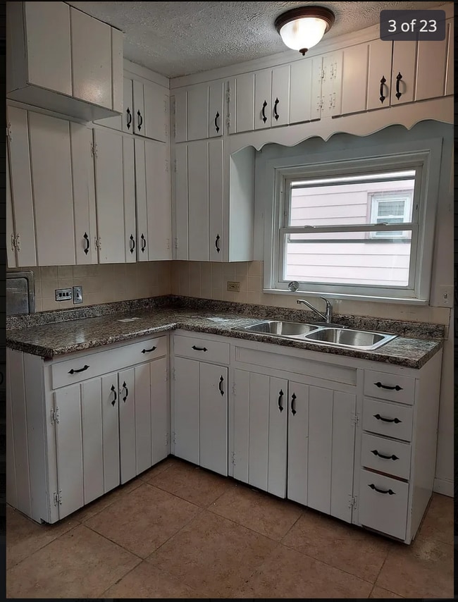 Building Photo - Newly Renovated Single Family Home in Exce...