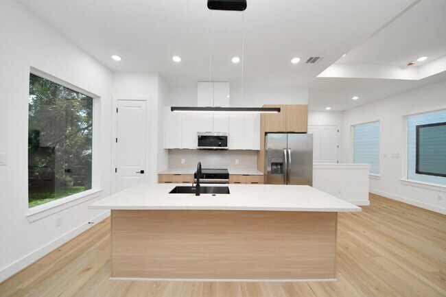 Building Photo - 7117 Eastwood St