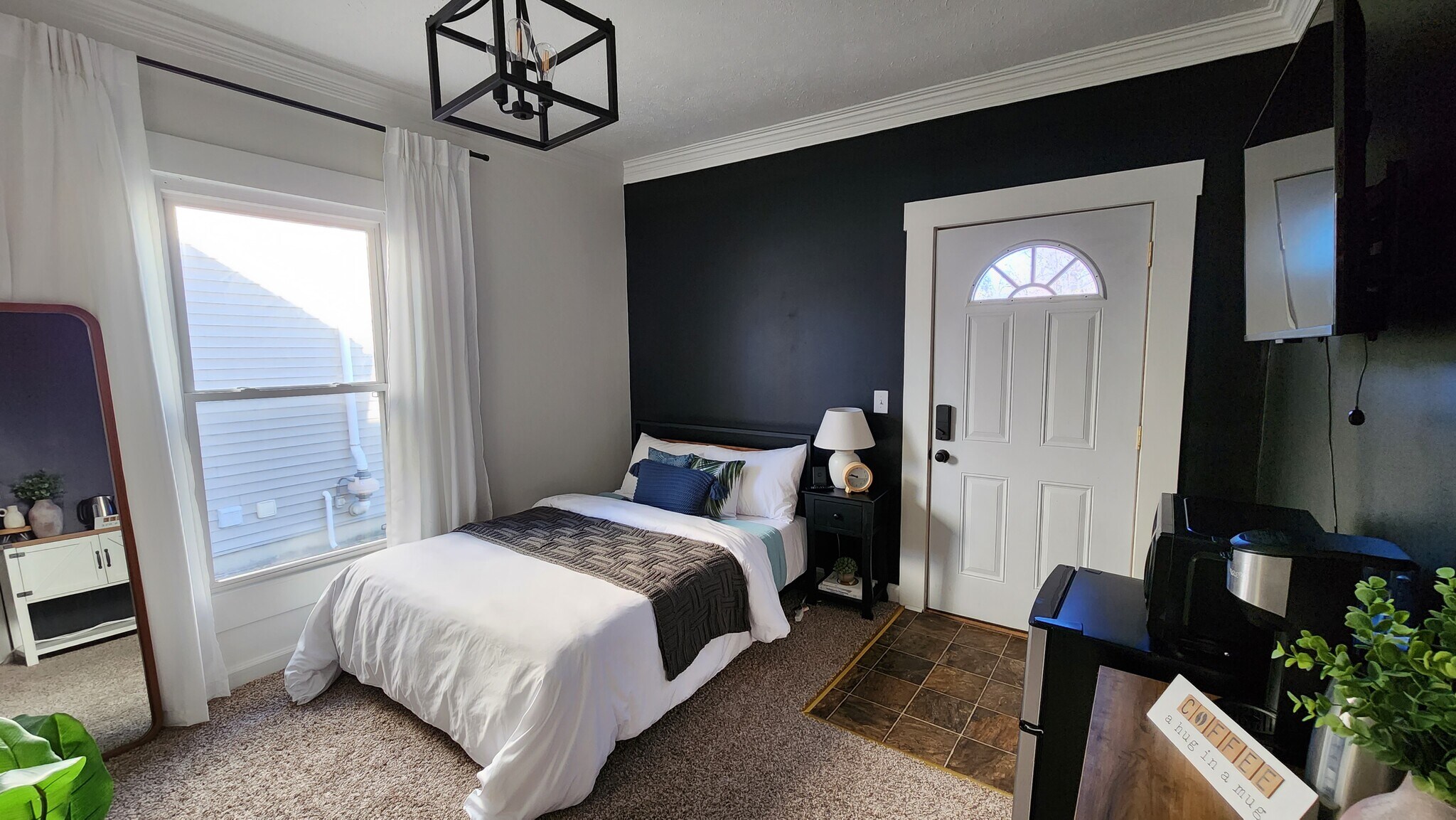 Building Photo - 528 University Ave