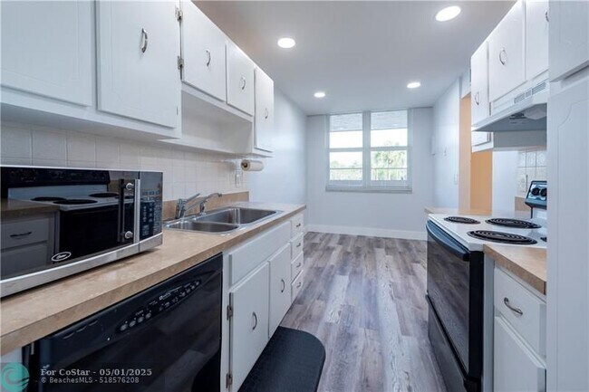Building Photo - 250 Jacaranda Dr