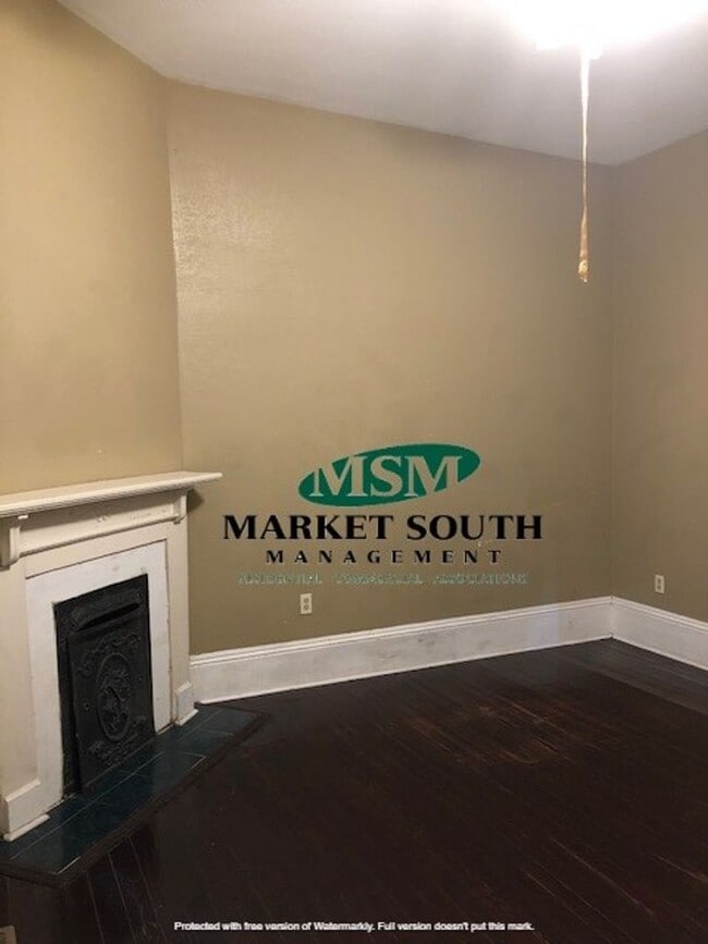 Building Photo - DOWNTOWN 3 BEDROOM!