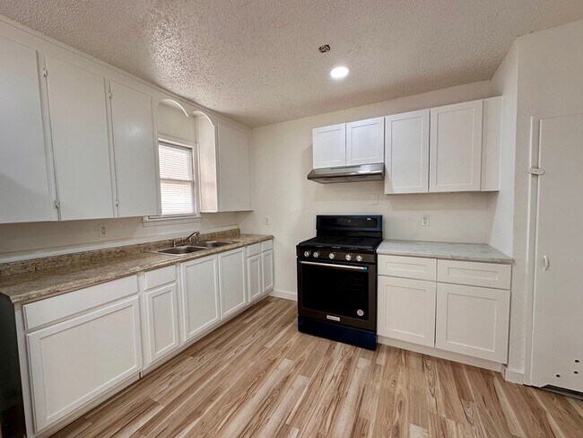 Building Photo - 3120 Chestnut Ave