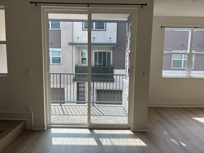 Building Photo - Modern 3-story townhouse in Ontario